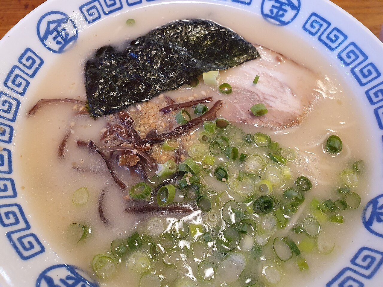 Μπολ με hakata ράμεν: γαλακτώδης ζωμός tonkotsu με chashu, kikurage, φρέσκο κρεμμυδάκι και nori