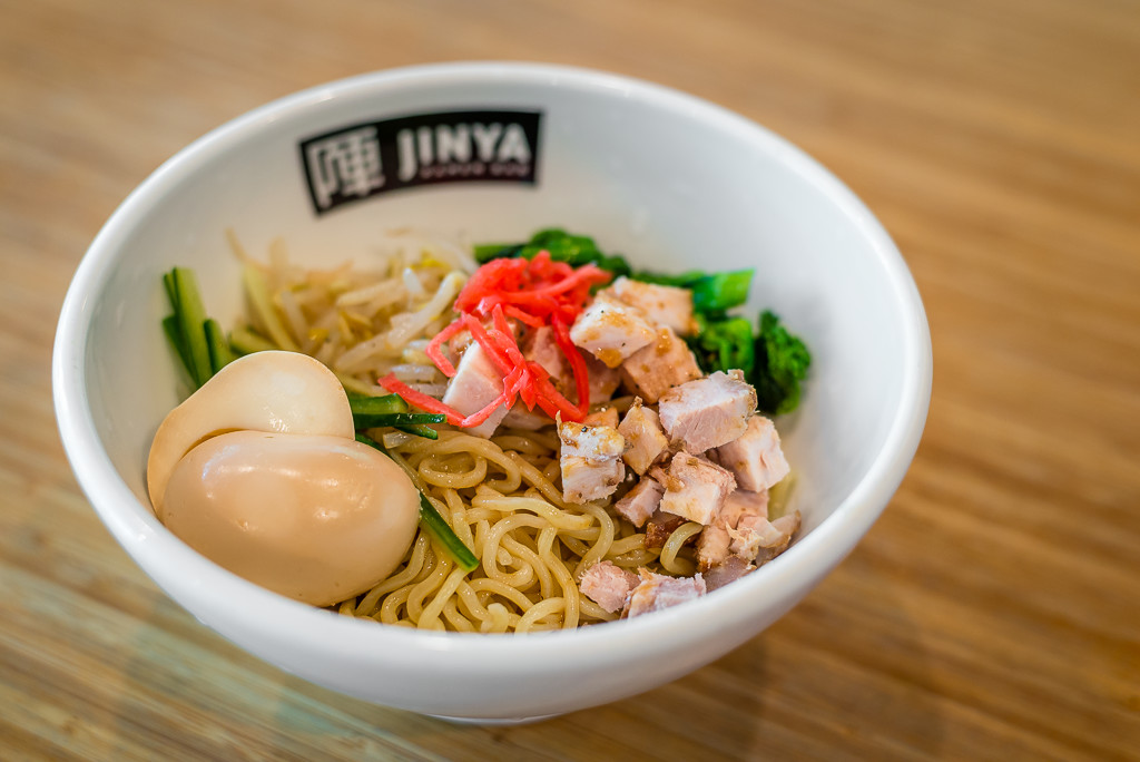 Μπολ με κρύο hiyashi tanmen με λαχανικά