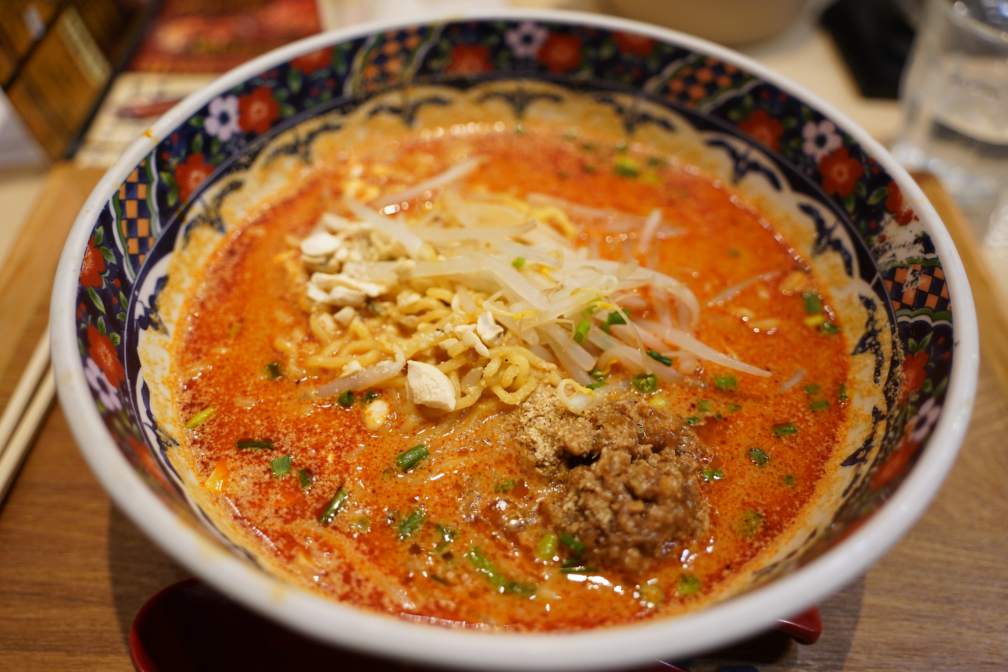 Μπολ με curry ράμεν του Hokkaido με πηχτό ζωμό κάρυ