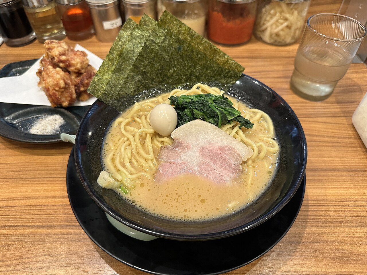 Μπολ με ie-kei ράμεν: πλούσιος ζωμός tonkotsu-shoyu με χοντρά νουντλς, σπανάκι, nori και chashu