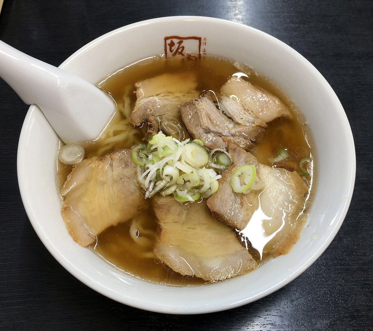 Μπολ με Kitakata ράμεν: διαυγής ζωμός shoyu, φέτες chashu, φρέσκο κρεμμυδάκι και χοντρά κυματιστά νουντλς