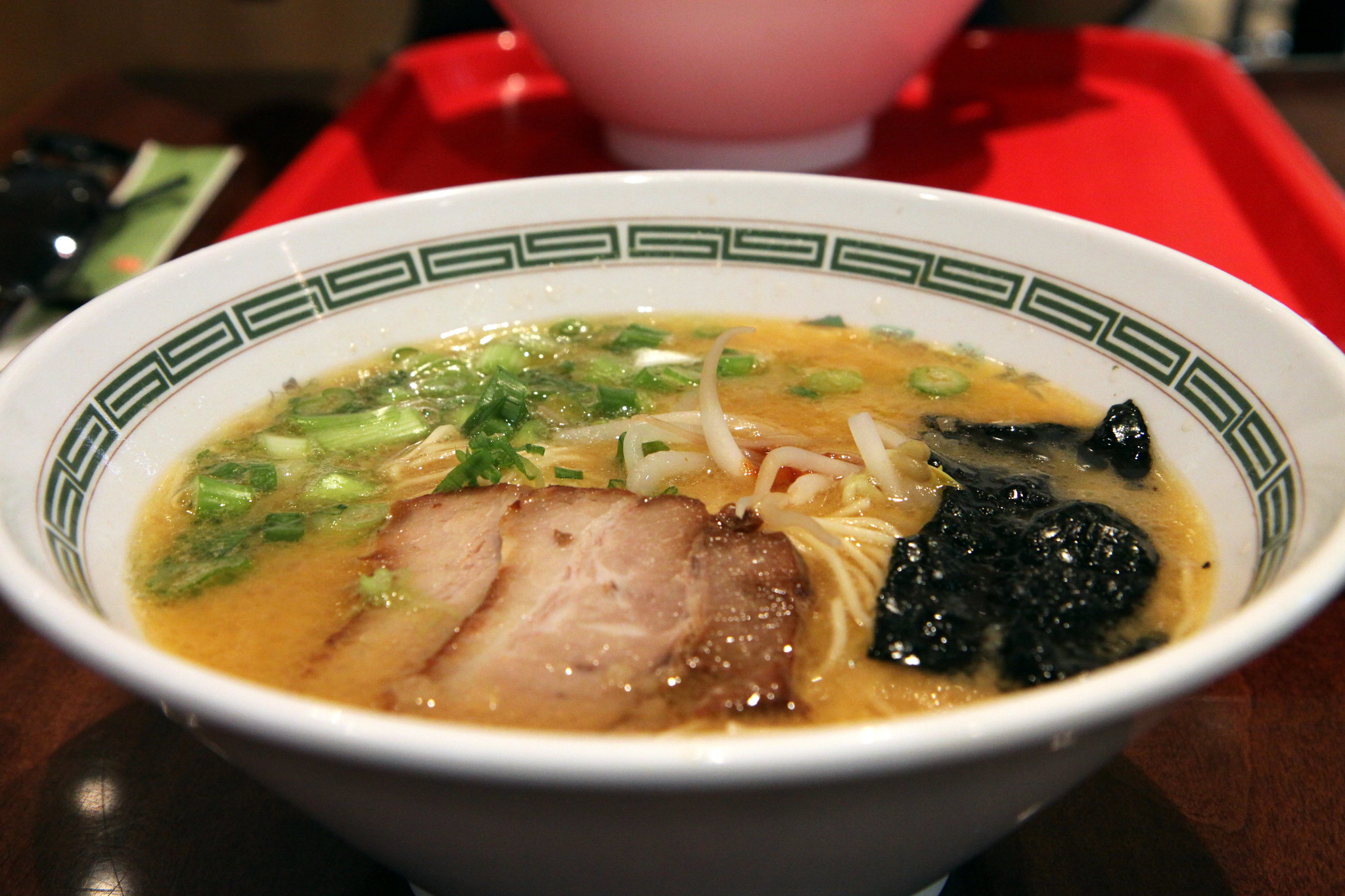 Μπολ με Kurume tonkotsu ράμεν με γαλακτώδη ζωμό