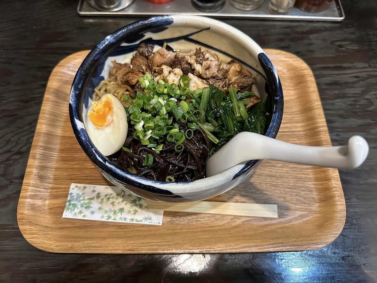 Μπολ με abura soba: νουντλς χωρίς ζωμό με kizami nori, μελάτο αυγό, menma και φρέσκο κρεμμυδάκι