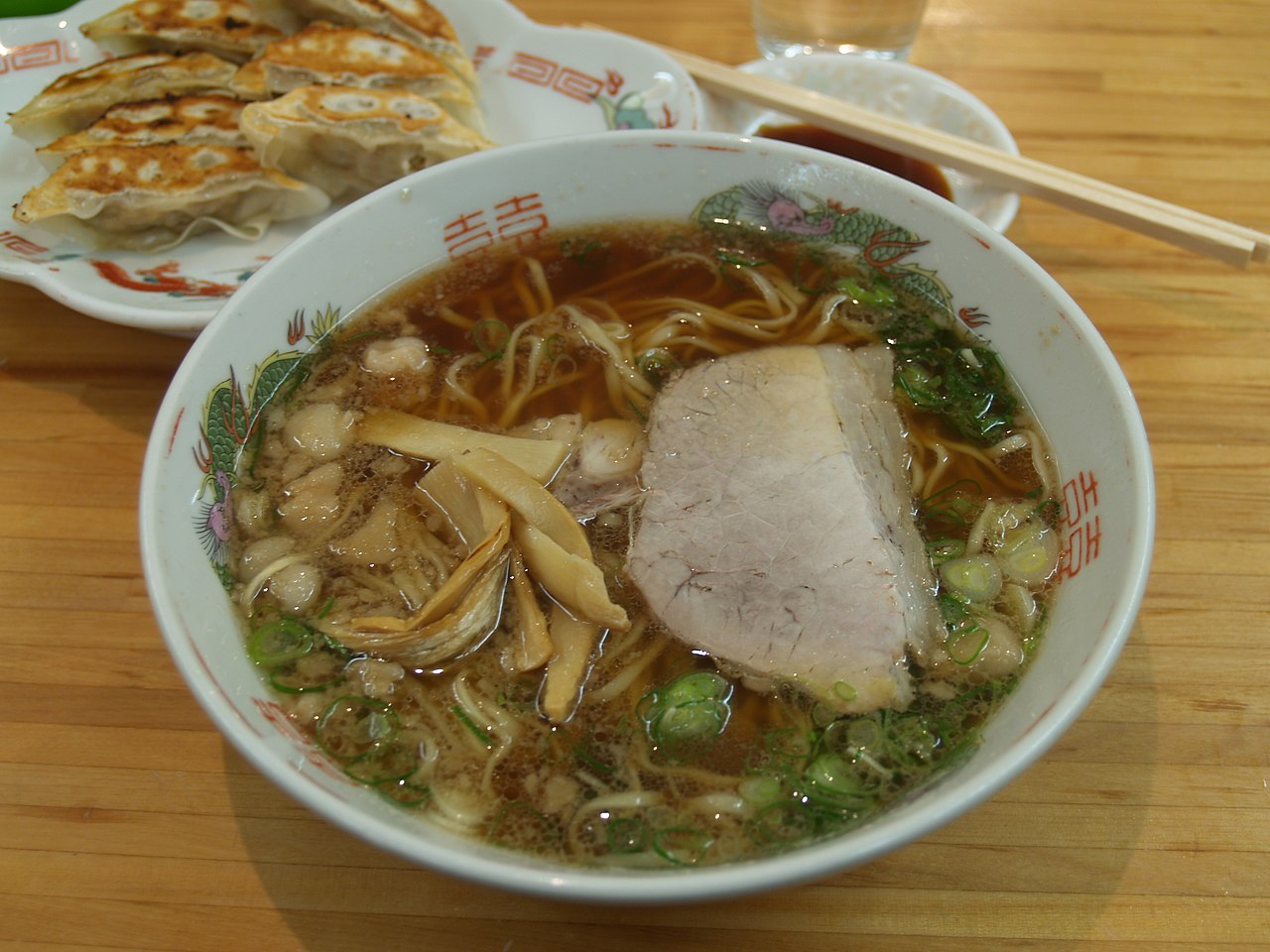 Μπολ με Onomichi ράμεν με ζωμό shoyu και κύβους χοιρινού λίπους