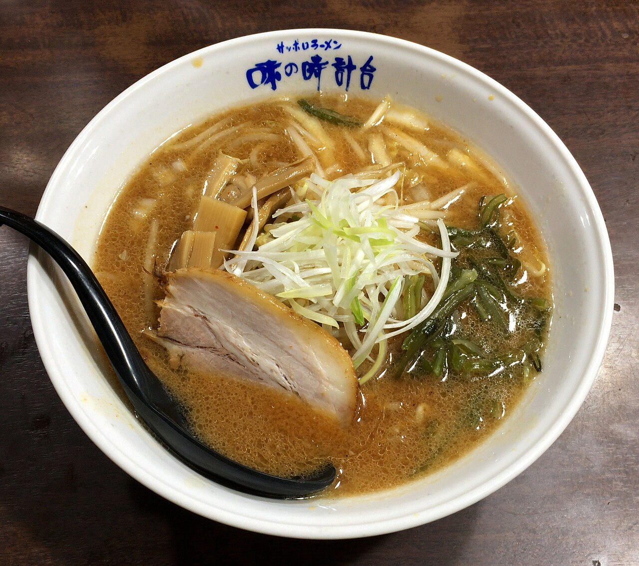 Μπολ με sapporo miso ράμεν: πλούσιος ζωμός miso με chashu, menma, φρέσκο κρεμμυδάκι και λαχανικά