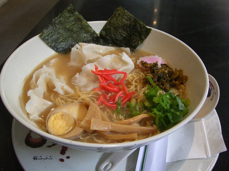 Μπολ με seafood tonkotsu ράμεν με κρεμώδη ζωμό και θαλασσινά