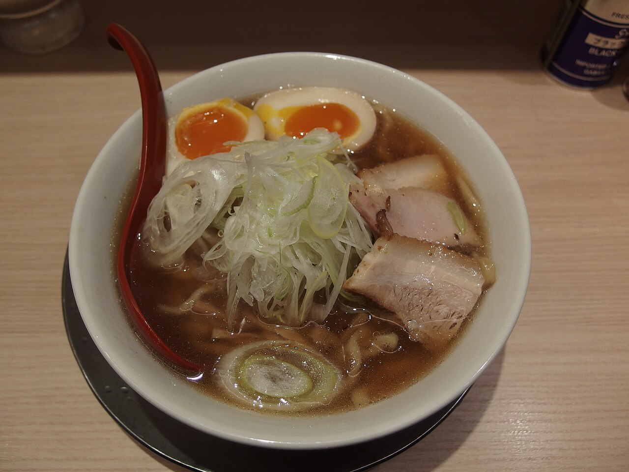 Μπολ με tokyo shoyu ράμεν: διαυγής καφέ ζωμός σόγιας με chashu, μαριναρισμένα αυγά και φρέσκο κρεμμυδάκι