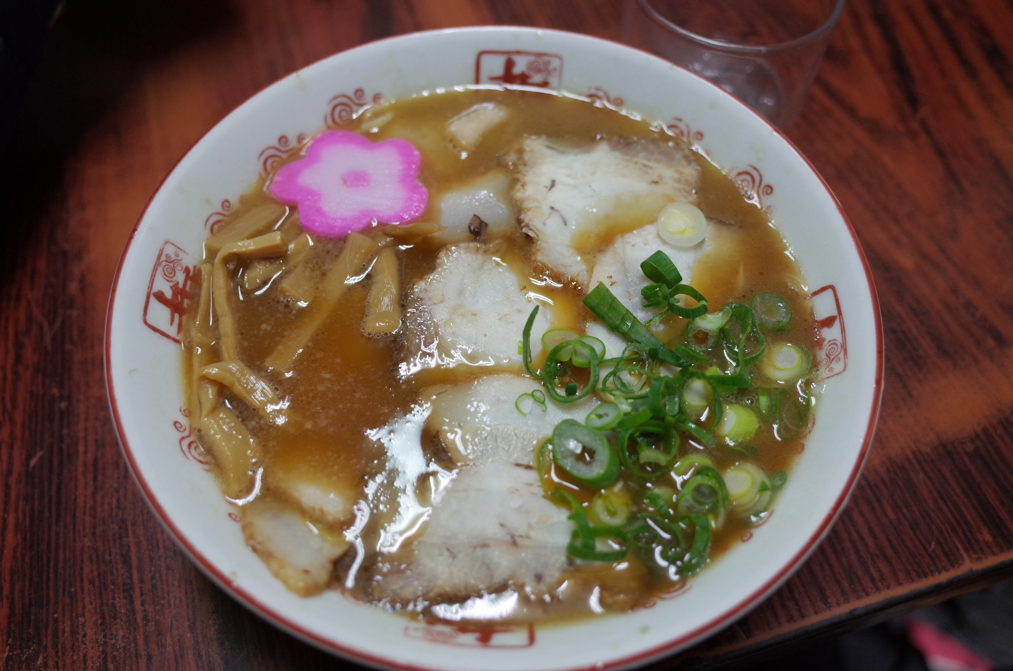 Μπολ με Wakayama ράμεν με καστανό ζωμό tonkotsu-shoyu