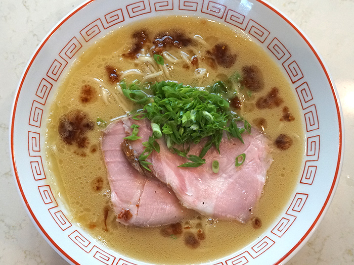 Μπολ ramen tori paitan με κρεμώδη ζωμό, noodles, δύο φέτες chashu και ψιλοκομμένο πράσινο κρεμμύδι.