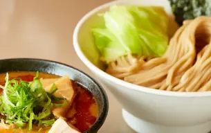 Μπολ με Tsukemen ράμεν που περιλαμβάνει κρύα ζυμαρικά σίτου με φύλλα λάχανου και φύκι nori, σερβιρισμένα δίπλα σε μπολ με ζεστό, συμπυκνωμένο ζωμό, κομμάτια κοτόπουλου και ψιλοκομμένα φρέσκα κρεμμυδάκια.