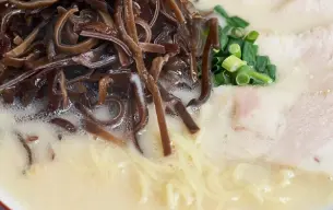 Μπολ με ramen σε πλούσιο ζωμό κοτόπουλου, γαρνιρισμένο με άφθονο kikurage (μανιτάρια wood ear), φρέσκο κρεμμυδάκι και λεπτές φέτες κοτόπουλου.