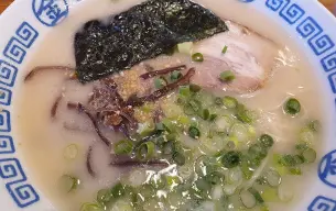 Μπολ με hakata ράμεν: γαλακτώδης ζωμός tonkotsu με chashu, kikurage, φρέσκο κρεμμυδάκι και nori