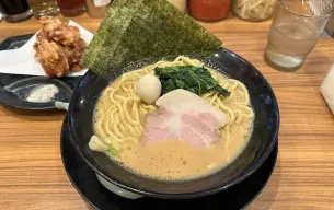 Μπολ με ie-kei ράμεν: πλούσιος ζωμός tonkotsu-shoyu με χοντρά νουντλς, σπανάκι, nori και chashu