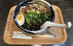 Μπολ με abura soba: νουντλς χωρίς ζωμό με kizami nori, μελάτο αυγό, menma και φρέσκο κρεμμυδάκι