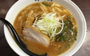 Μπολ με sapporo miso ράμεν: πλούσιος ζωμός miso με chashu, menma, φρέσκο κρεμμυδάκι και λαχανικά