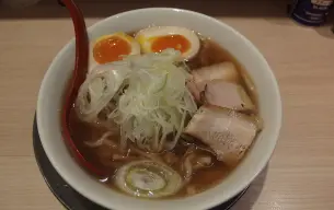 Μπολ με tokyo shoyu ράμεν: διαυγής καφέ ζωμός σόγιας με chashu, μαριναρισμένα αυγά και φρέσκο κρεμμυδάκι