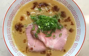 Μπολ ramen tori paitan με κρεμώδη ζωμό, noodles, δύο φέτες chashu και ψιλοκομμένο πράσινο κρεμμύδι.